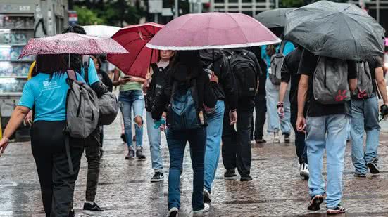 Pancadas de chuva atingirão todo o estado, com foco na faixa leste - Foto: Paulo Pinto/Agência Brasil