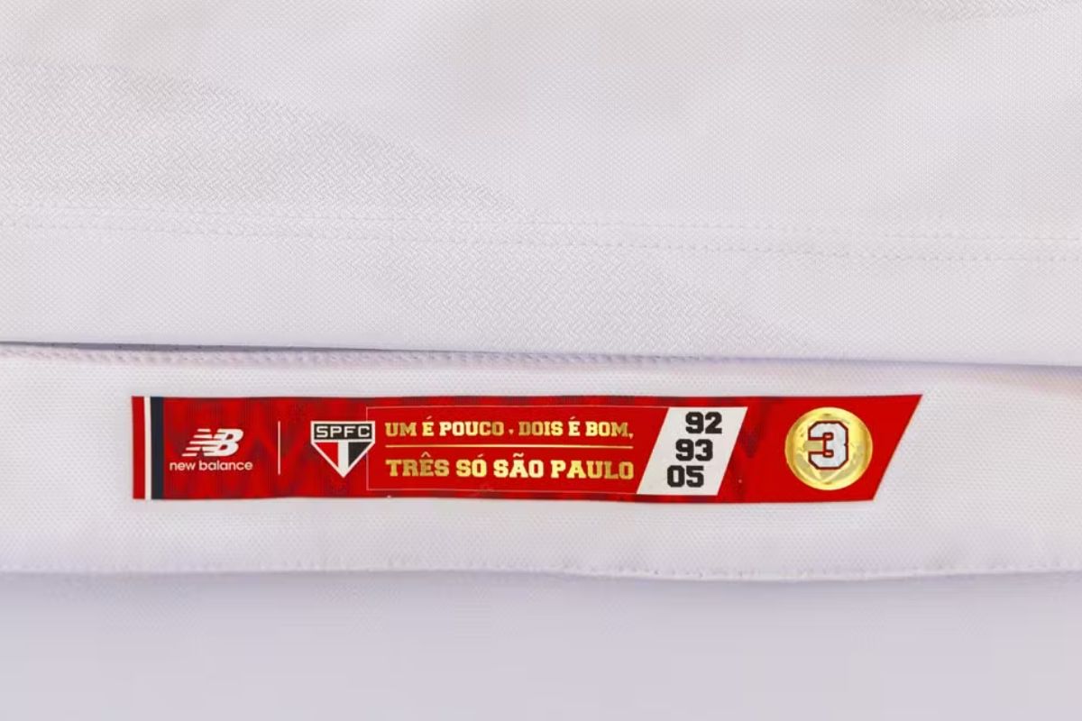 Detalhes da nova camisa destacam os três mundiais em 1992, 1993 e 2005