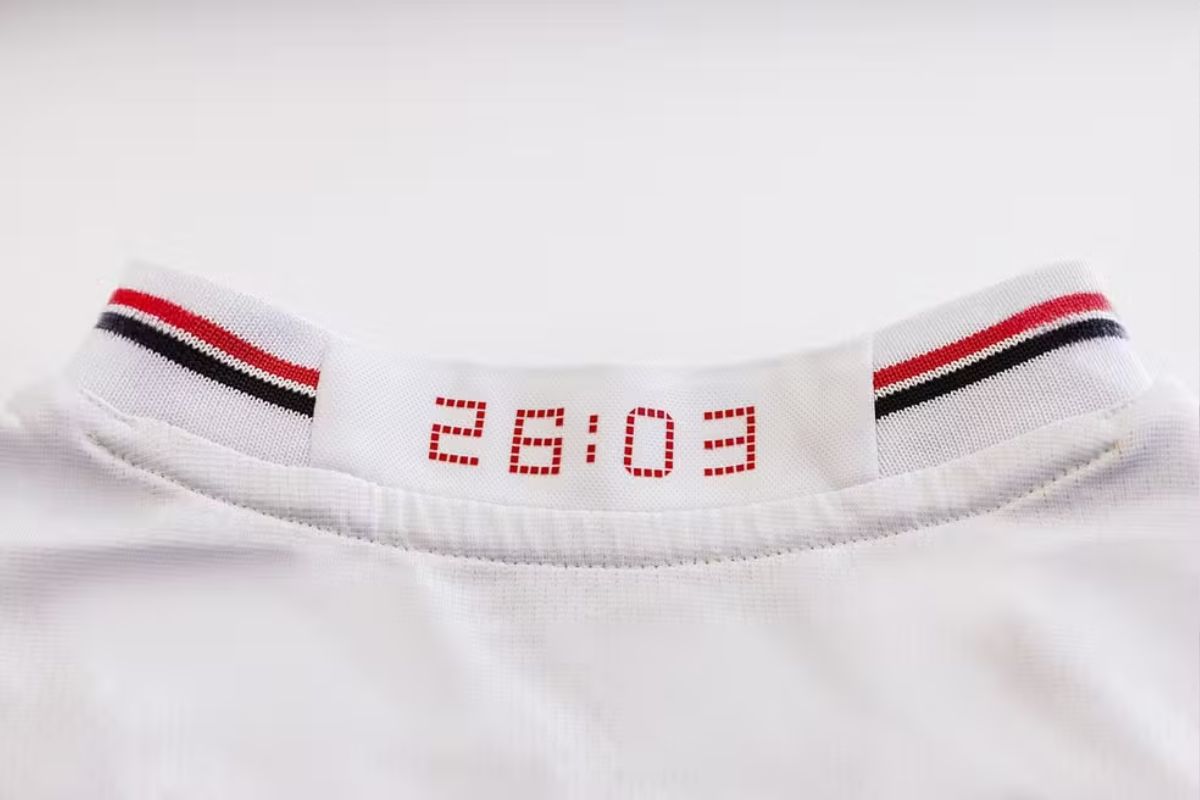 Detalhe na camisa do minuto 26:03