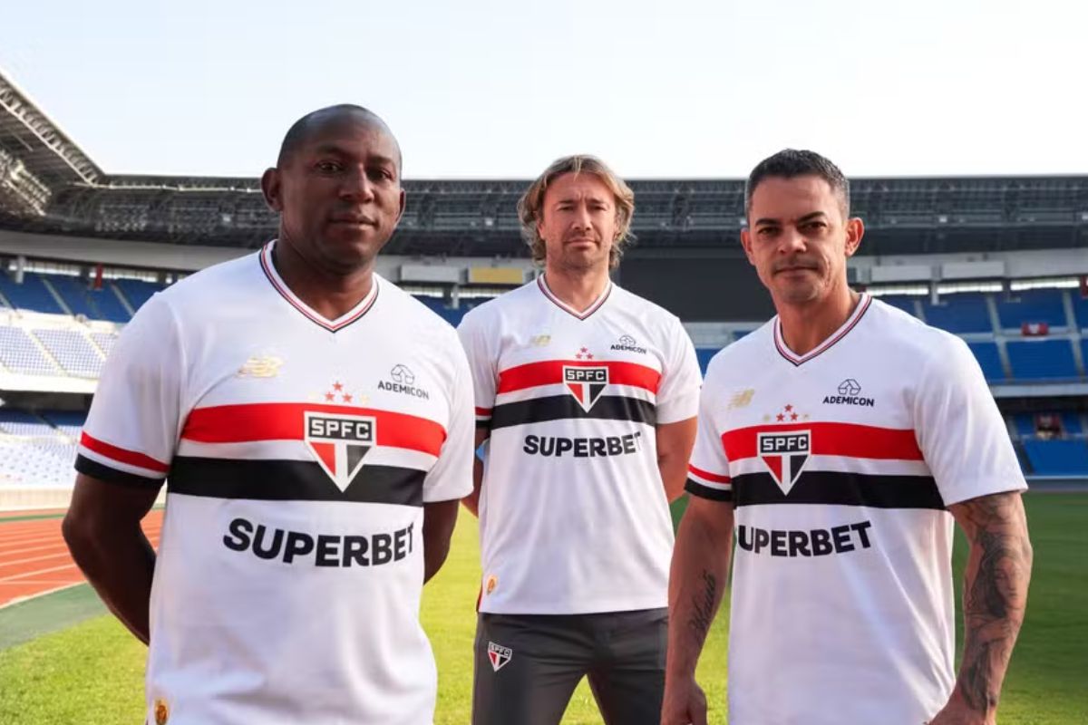 Mineiro, Lugano e Josué com a nova camisa do São Paulo em Yokohama