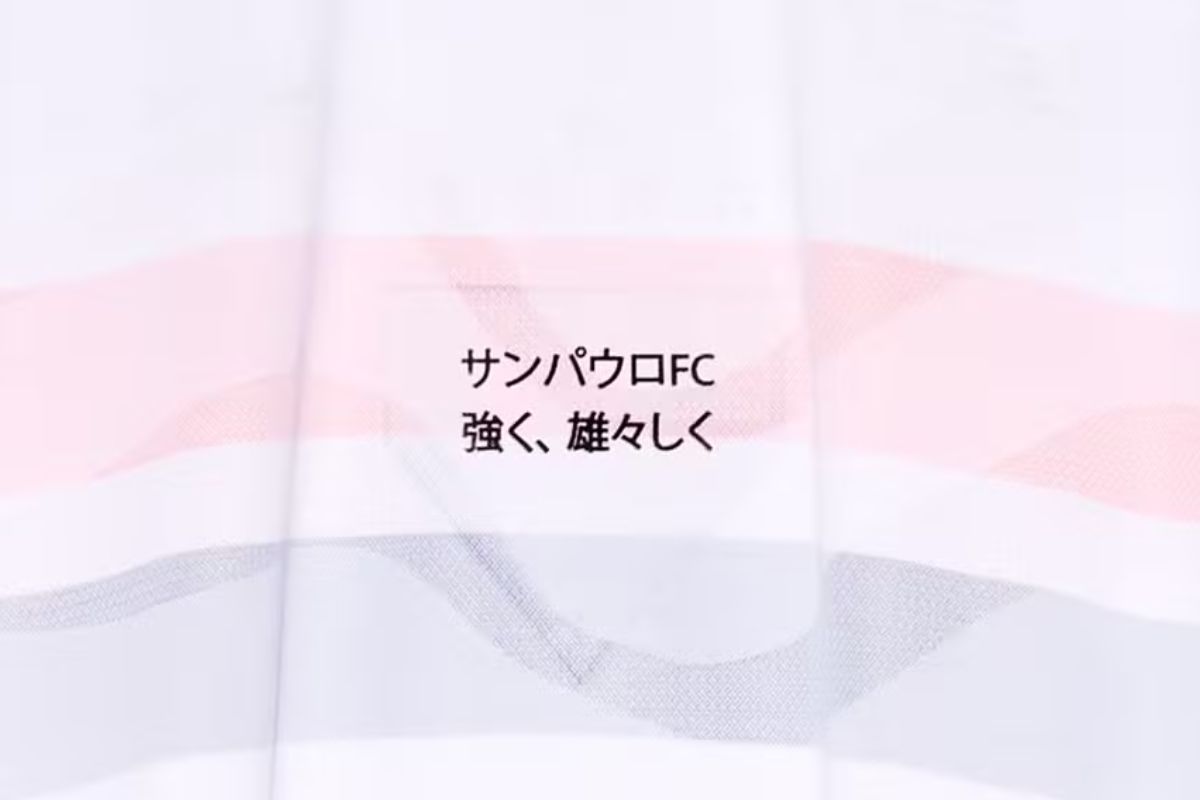 Em japonês: “São Paulo FC / Tu és forte, tu és grande”