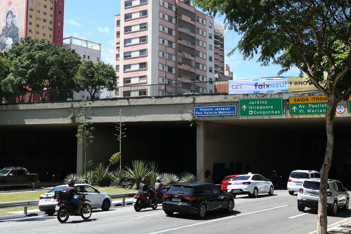 Faixa Azul para motociclistas na cidade de São Paulo