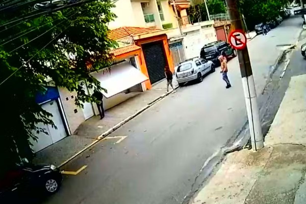 Ladrões roubando casa na Vila Prudente, zona leste de SP